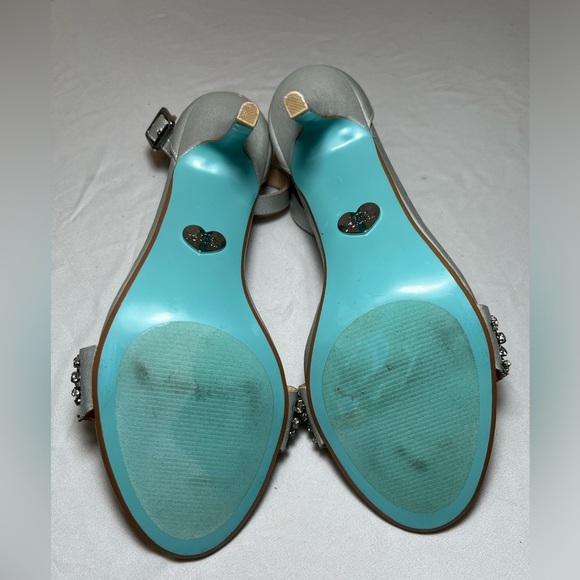 Betsey Johnson SB Gina Bridal Heels - Silver with Blue Bottoms - Size 8.5 - EUC - Picture 6 of 12